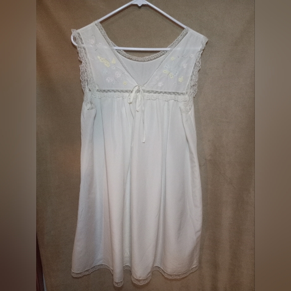 VINTAGE Nightgown Size Med - Picture 1 of 5
